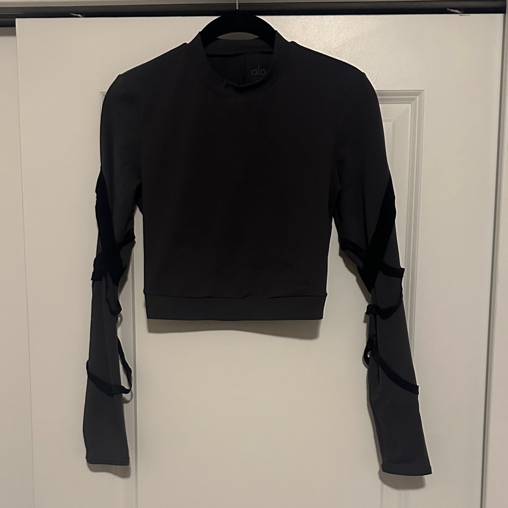 ALO Yoga Black Cutout Sleeve Crop Top